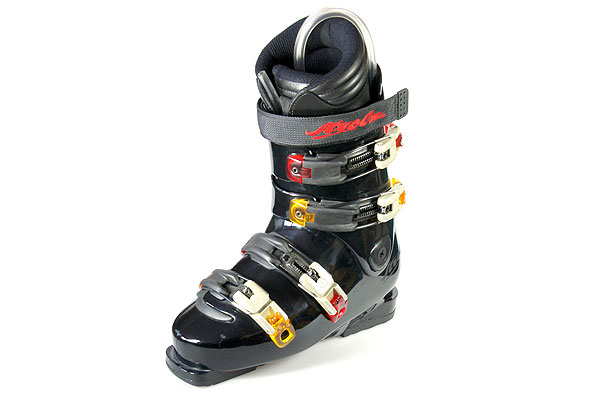 Plastic ski boot buckle with fine adjustment in base plate